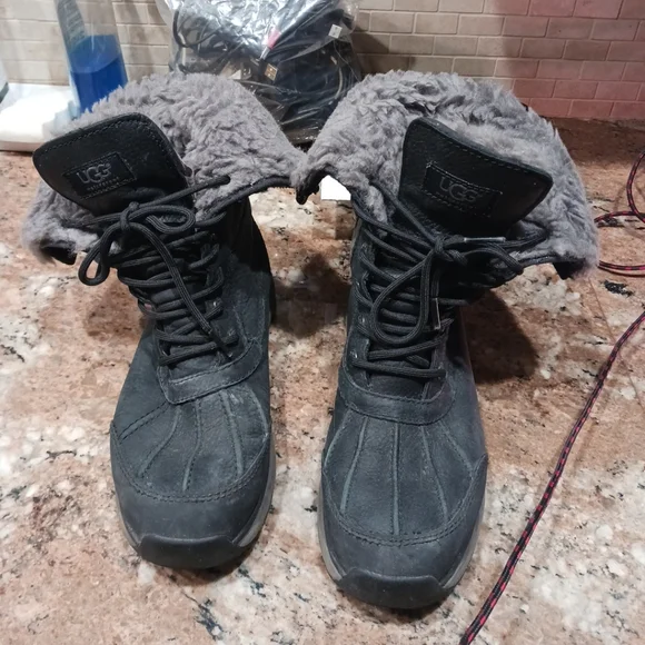 UGG Women's Adirondack III Black Grey Waterproof Leather Snow Boots. Size 8 - Picture 1 of 11
